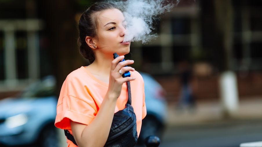 Mujer joven vapeando